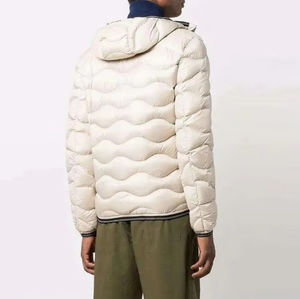 Chaqueta de Plumón Personalizada con Logotipo OEM de Alta Calidad, Chaqueta Gruesa con Capucha para Hombre, Chaqueta Bomber Brillante de Invierno Personalizada para Hombre - Product Image 3