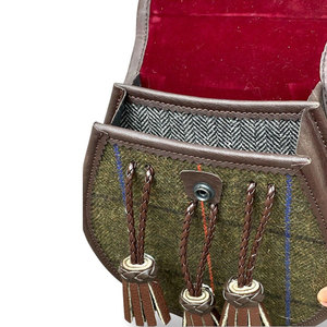 Sporran écossais pour homme en cuir marron avec double sac intérieur en tweed, sangle à chaîne et motif celtique gaufré - Product Image 2