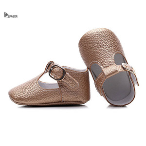 Chaussures pour bébé fille en cuir texturé métallisé, à bride, semelle souple, confortables pour les premiers pas des nourrissons et des tout-petits - Product Image 2