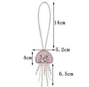 Llaveros de diamantes de imitación vintage hechos a mano con diseño de medusa rosa y blanca, llaveros brillantes multicolor con letras del alfabeto, dijes de pulsera con inicial. - Product Image 3