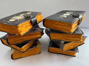 Carnet de notes en cuir PU écologique imprimé, avec papier vieilli à bords festonnés, style ange, fermeture en laiton, cadeau de papeterie - Product Image 3