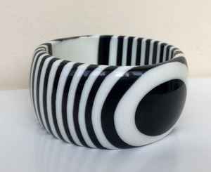 Bracelet manchette large en résine à imprimé animal zèbre pour femme, bijou de poignet géométrique rayé en acrylique, accessoire de bras - Product Image 3