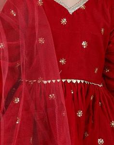Kurta de terciopelo con adornos y mangas largas, dupatta y dhoti liso - Rojo - Product Image 4