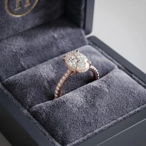Bague de fiançailles en or 18 carats et argent sterling 925 avec diamant ovale de laboratoire et bande pavée - Product Image 4