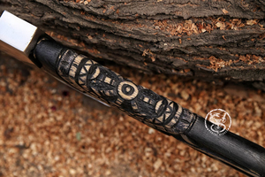 Hacha Vikinga MORTAL SAGA con Mango Negro y Hoja Grabada, Herramienta Manual Multifuncional de Acero al Carbono para Camping y Actividades al Aire Libre - Product Image 2