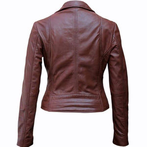 Chaqueta exterior clásica de cuero para mujer, ropa de invierno diseñada para brindar comodidad, calidez y un estilo urbano moderno. - Product Image 2