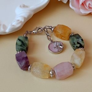 Bracelet à breloques en résine de créateur haut de gamme, bijoux élégants et vintage faits à la main pour femmes, vente au détail et en ligne - Product Image 1
