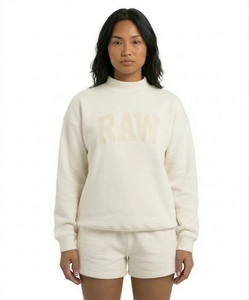 Conjunto de Camiseta de Cuello Alto y Pantalones Cortos para Mujer que Muestra la Elegancia de la Prenda Mediante un Diseño de Dos Piezas Cuidadosamente Elaborado - Product Image 1