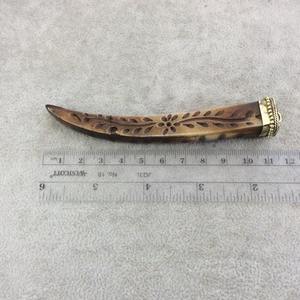 Colgante de Hueso de Buey Tallado a Mano con Diseño Floral, de Origen Ético: Marrón y Dorado con Detalles Blancos y Marrones |   Incrustaciones Tribales de Latón - Product Image 2