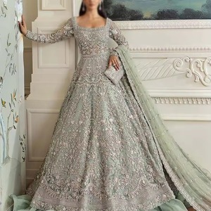 Robe de mariée princesse, col en V, manches bouffantes, broderie perlée, en mousseline et dentelle, coupe trapèze, longueur asymétrique, style classique - Product Image 2