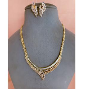 Hermoso conjunto de collar con piedras chapadas en oro de la mejor calidad y aretes para bodas y ocasiones festivas, colección para mujeres. - Product Image 1