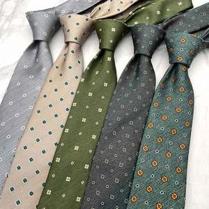 Corbata de poliéster con estampado floral pequeño verde fresco y logo para hombre, ideal para trajes formales o casuales de negocios. - Product Image 1