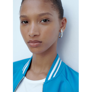 Veste universitaire tendance pour femme, confectionnée avec un matériau confortable et des détails côtelés élégants pour un style moderne au quotidien. - Product Image 5