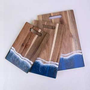 Tabla de servir redonda artesanal de resina y madera de acacia con ondas azules del océano, tabla de charcutería circular de epoxi, bandeja de queso, regalo - Product Image 3