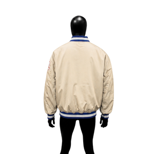Veste universitaire beige en satin personnalisée avec col, poignets et ourlet côtelés rayés bleus et blancs, qualité supérieure, veste pour homme avec boutons pression - Product Image 2