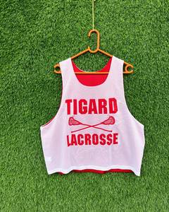 Camiseta Deportiva de Malla Transpirable Tigard Lacrosse para Mujer, Color Rojo, Cuello Redondo, Manga Corta, Corte Regular, Logotipo Estampado, Reversible - Product Image 3