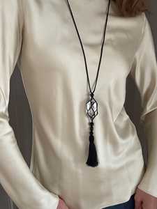 Collier pendentif en macramé en quartz clair fait main, bijou en pierre naturelle de guérison avec pompon, long collier bohème en pierres précieuses - Product Image 3