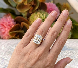Anillo de Compromiso de Lujo con Moissanita Corte Esmeralda de Lurba Jewels, Chapado en Oro de 18k sobre Plata de Ley, con Engaste de Garras, para Mujer - Product Image 5