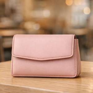 Este artículo es un bolso de hombro estilo hobo de cuero gris, similar a los bolsos hobo de cuero vegano de DOURR o Bokzim. - Product Image 2