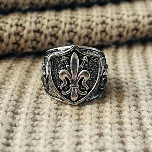 Nuevo Anillo de Latón con Sello de Flor de Lis, Anillo Gótico Plateado Oxidado para Hombre, Anillo Tribal con Escudo para Venta al por Mayor/OEM/ODM - Product Image 5