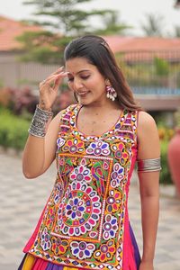 Conjunto de Lehenga Choli de Algodón Moderno para Mujer, Estilo Étnico Indio, con Adornos de Cadena Kachi Multicolor y Espejos Reales - Product Image 3
