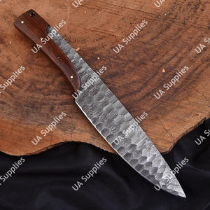 Cuchillo de caza y camping de acero de Damasco forjado a mano con hoja martillada de espiga completa, mango ergonómico de palisandro y funda de cuero. - Product Image 3