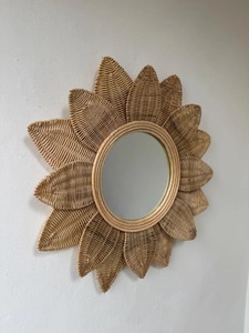 Espejo de ratán con forma de flor de primera calidad, espejo artesanal perfecto para la entrada, ideal para un rápido vistazo antes de salir de casa, procedente de la India. - Product Image 2