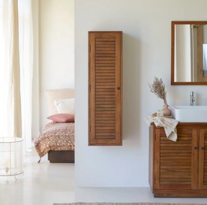 Armoire de rangement murale en bois massif pour salle de bain, design mid-century, avec porte à lattes, idéale pour les salles de bain d'hôtel - Product Image 4