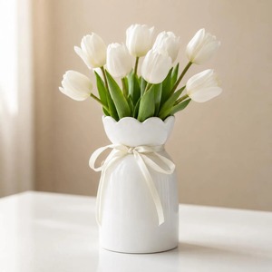 Vase en porcelaine blanche en forme de tulipe avec bord festonné et nœud en ruban, décoration minimaliste pour table, 8-16 pouces, finition mate - Product Image 1