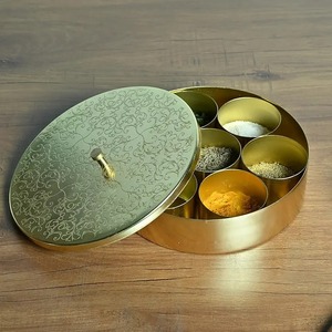 Boîte à épices métallique exclusive avec couvercle décoratif – Rangement de cuisine pour masala, herbes et assaisonnements - Product Image 2