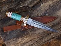 Couteau de chasse Bowie à lame fixe en acier Damas, personnalisé, fait main, multifonctionnel, pour le camping, avec manche en résine et laiton, et étui en cuir