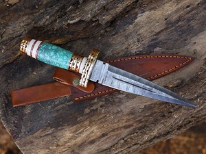 Couteau de chasse Bowie à lame fixe en acier Damas, personnalisé, fait main, multifonctionnel, pour le camping, avec manche en résine et laiton, et étui en cuir - Product Image 5