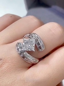 Anillo de Compromiso de Oro Amarillo de 14K con Diamante Cultivado en Laboratorio de Corte Princesa de 1.50CT, Certificado IGI, Claridad VS+, Banda de 2.2MM, Diseño Minimalista - Product Image 2