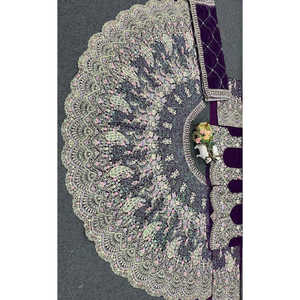 Magnifiques robes de mariée Lehenga Choli avec des broderies complexes en sequins - Product Image 2