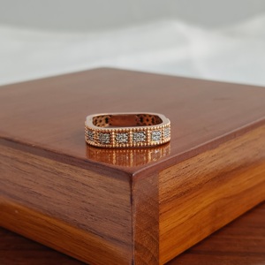 Anillo de Eternidad de Oro Rosa de 18K con Diamantes para Mujer, Diseño Vintage con Engaste Cuadrado Milgrain, Acabado Pulido, Ideal para Uso Diario o Regalo - Product Image 4