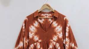 Robe mi-longue tie-dye à col en V et manches trois-quarts, coupe ample, ourlet plissé, style bohème décontracté pour femme, collection automne - Product Image 4