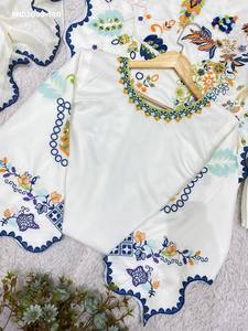 Ensemble de créateur en soie avec broderies multi-fils et miroirs, longueur cheville et manches cloche - Pantalon blanc uni - Dupatta brodé - Fournisseur indien - Product Image 5