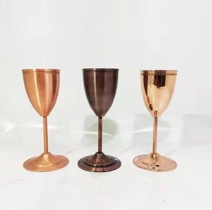 Copa de vino metálica de aspecto elegante con diseño grabado, copas de diseño vintage de la mejor calidad a un precio razonable. - Product Image 4
