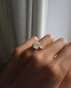 แหวนหมั้นมอสซาไนต์ทรงเรเดียนท์คัท 3 กะรัต พร้อมวงแหวนทรงมาร์คีส์ ทองคำขาว 14K แหวนเจ้าสาวแบบเรียบหรู ของขวัญสำหรับเธอ - Product Image 2