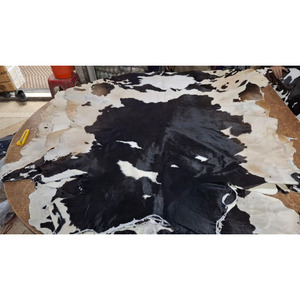 Peaux de vache de haute qualité avec poils, adaptées à la production de portefeuilles, ceintures, chaussures et tapis d'intérieur raffinés. - Product Image 2