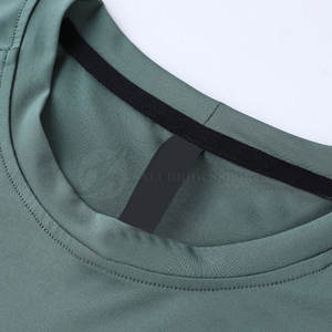 T-shirts de compression sportifs en tricot pour hommes, avec logo personnalisé sur le devant, emballage écologique, séchage rapide, pour le fitness et le sport. - Product Image 3