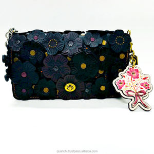 โลโก้แบบกำหนดเอง แบรนด์แบบกำหนดเอง ป้ายโลหะแบบนูน 3 มิติ ปราศจากนิกเกิล เป็นมิตรกับสิ่งแวดล้อม ป้ายรีดติดเสื้อผ้า TPU PVC ยางซิลิโคนขึ้นรูปด้วยความร้อน - Product Image 5