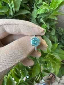 Anillo Solitario de Moissanita Azul Cian con Corte Redondo y Halo Oculto para Mujer, Plata 925 Original, Joyería Fina Premium para Enamorados - Product Image 2