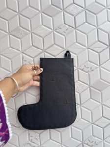 Chaussette de Noël en cuir véritable façonnée à la main pour la famille, à suspendre au sapin ou au foyer, et sac cadeau pour décoration de fête - Product Image 2