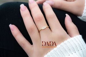 แหวนเพชรเม็ดเดี่ยวทรงมรกตแบบมินิมอลสำหรับผู้หญิง แหวนสัญญาแบบเรียบหรู สามารถสวมซ้อนกันได้ ของขวัญเครื่องประดับทำมือชั้นดี - Product Image 3