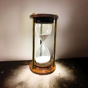 Reloj de arena de madera y latón de 5 minutos (ST1) con elegante diseño de reloj de arena - Product Image 1