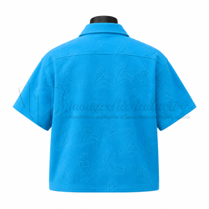 เสื้อเชิ้ตลำลองแขนสั้นสีน้ำเงินสำหรับผู้ชายพร้อมลายตัวอักษรนูน ปกเสื้อแบบพับได้สำหรับฤดูร้อน - Product Image 2
