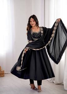 Elegante Conjunto de Tres Piezas de Diseño Anarkali con Bordado de Seda Romana y Lentejuelas para Vestido y Pantalón con Dupatta Elástica hasta el Suelo - Product Image 4