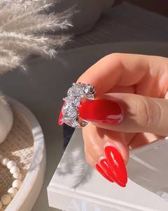 Bague de fiançailles pour femme avec diamant de laboratoire incolore taille poire |   Bague de mariage en moissanite de luxe |   Bijoux de promesse de mariage élégants - Product Image 3