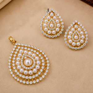 Ensemble élégant de pendentif et de boucles d'oreilles classiques en perles d'eau douce plaquées or et diamants pour femmes, ensemble de bijoux pour anniversaire - Product Image 1